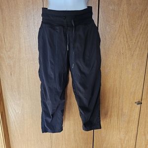 Black Lulu studio crop capris